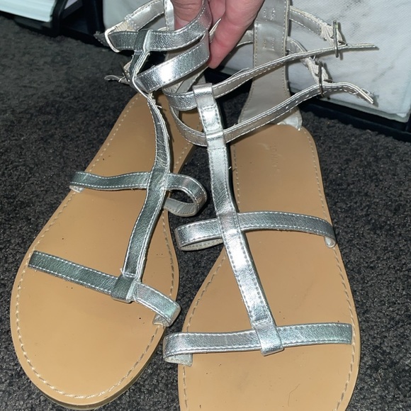Silver Old Navy Roman Sandals with double strap at ankle! 🩴 - Picture 5 of 5